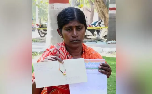 ರಾಯಚೂರು | ಮೈಕ್ರೋ ಫೈನಾನ್ಸ್ ಕಿರುಕುಳದಿಂದ ಪತಿ ಆತ್ಮಹತ್ಯೆ ; ಸಚಿವರಿಗೆ ಮಂಗಳ ಸೂತ್ರ ಕಳುಹಿಸಿದ ಪತ್ನಿ ರಾಯಚೂರು | ಮೈಕ್ರೋ ಫೈನಾನ್ಸ್ ಕಿರುಕುಳದಿಂದ ಪತಿ ಆತ್ಮಹತ್ಯೆ ; ಸಚಿವರಿಗೆ ಮಂಗಳ ಸೂತ್ರ ಕಳುಹಿಸಿದ ಪತ್ನಿ