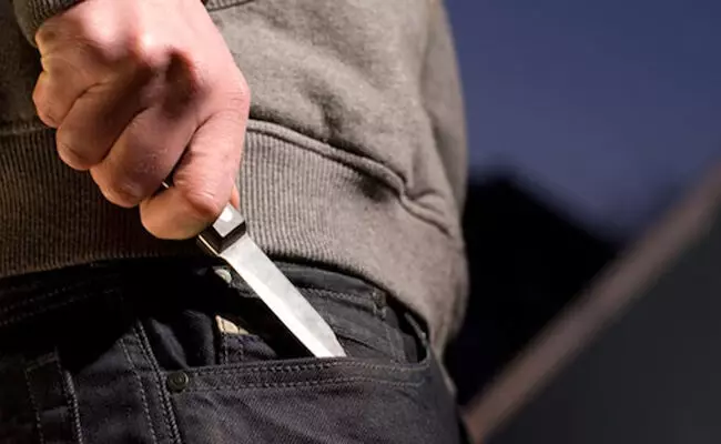 ಪುದುಚೇರಿ: ಶಾಲೆಗೆ ಬ್ಯಾಗ್‌ನಲ್ಲಿ ಬಾಂಬ್ ತುಂಬಿಕೊಂಡು ಬಂದು ಸಹಪಾಠಿಗೆ ಚೂರಿಯಿಂದ ಇರಿದ ವಿದ್ಯಾರ್ಥಿ!