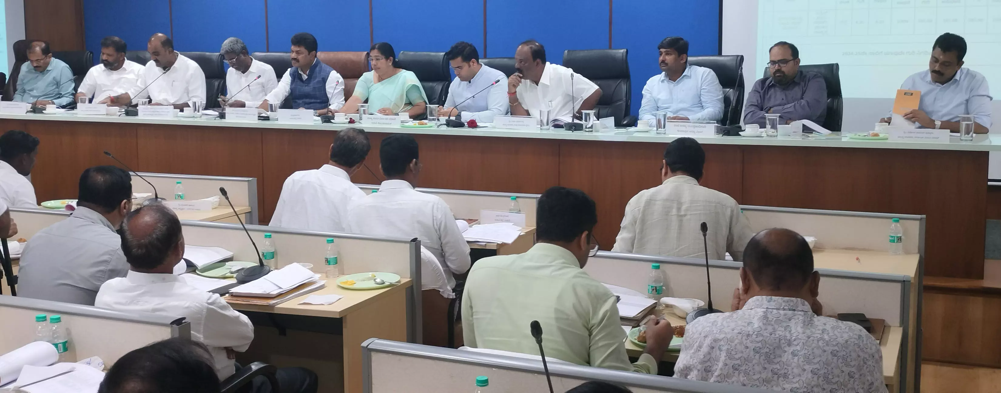 ದಿಶಾ ಸಭೆ: ಇಂದ್ರಾಳಿ ರೈಲ್ವೆ ಮೇಲ್ಸೆತುವೆ ಕಾಮಗಾರಿಗೆ ಕಾಲಾವಕಾಶ ಕೋರಿದ ಅಧಿಕಾರಿಗೆ ಜಿಲ್ಲಾಧಿಕಾರಿ ತರಾಟೆ ದಿಶಾ ಸಭೆ: ಇಂದ್ರಾಳಿ ರೈಲ್ವೆ ಮೇಲ್ಸೆತುವೆ ಕಾಮಗಾರಿಗೆ ಕಾಲಾವಕಾಶ ಕೋರಿದ ಅಧಿಕಾರಿಗೆ ಜಿಲ್ಲಾಧಿಕಾರಿ ತರಾಟೆ