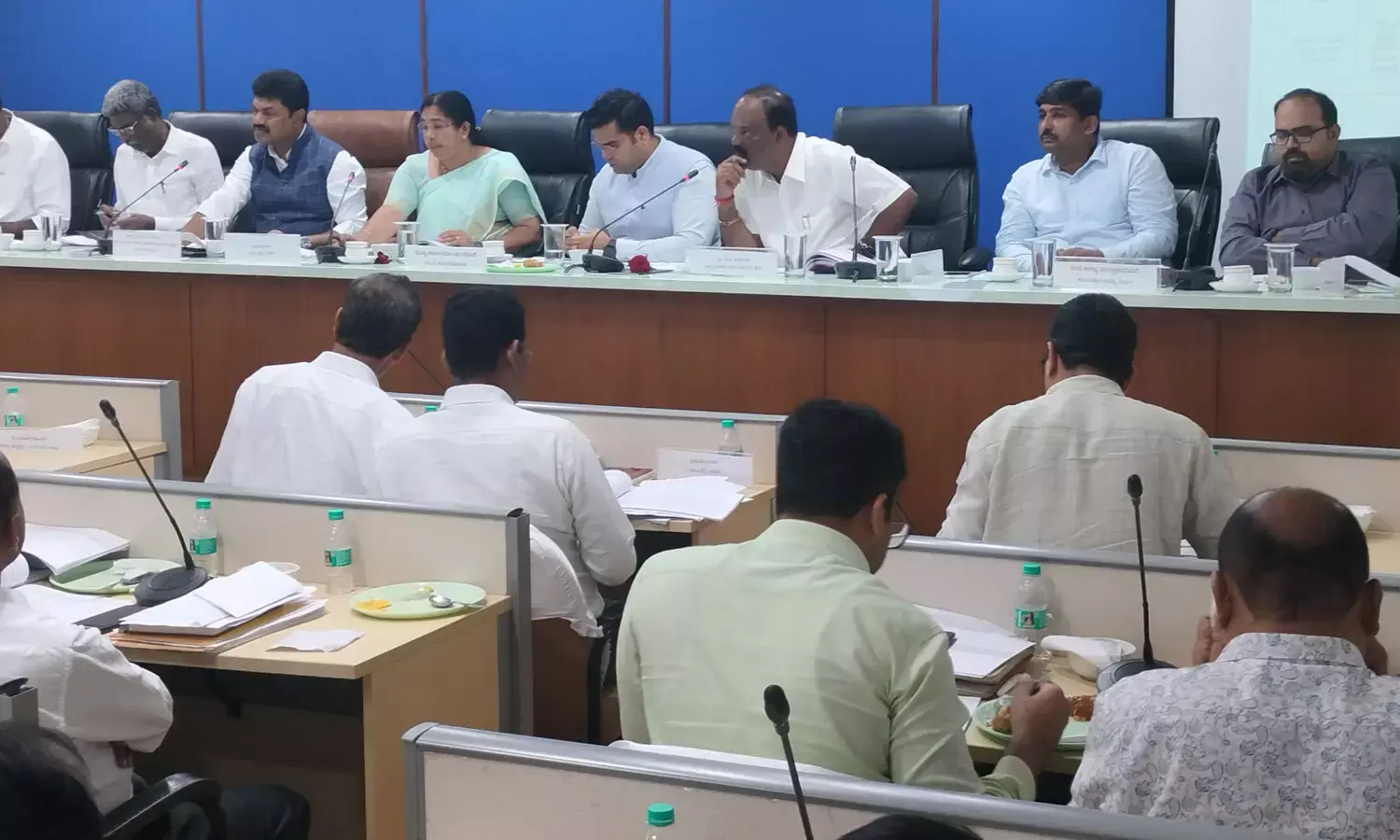 ದಿಶಾ ಸಭೆ: ಇಂದ್ರಾಳಿ ರೈಲ್ವೆ ಮೇಲ್ಸೆತುವೆ ಕಾಮಗಾರಿಗೆ ಕಾಲಾವಕಾಶ ಕೋರಿದ ಅಧಿಕಾರಿಗೆ ಜಿಲ್ಲಾಧಿಕಾರಿ ತರಾಟೆ