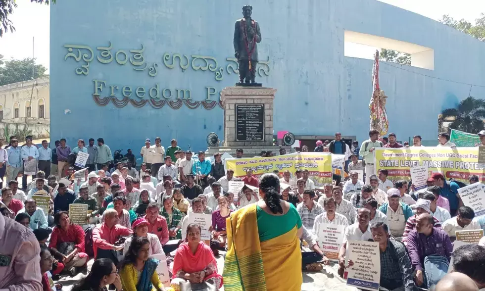 ಬೆಂಗಳೂರು | ಸೇವೆಯಿಂದ ವಜಾಗೊಳಿಸುವುದನ್ನು ಖಂಡಿಸಿ ಅತಿಥಿ ಉಪನ್ಯಾಸಕರ ಪ್ರತಿಭಟನೆ