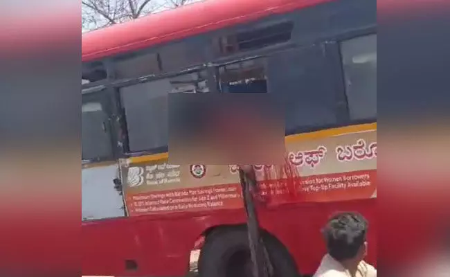 ಗುಂಡ್ಲುಪೇಟೆ | ಬಸ್ನಿಂದ ತಲೆ ಹೊರಹಾಕಿದ ಮಹಿಳೆ; ಲಾರಿ ಢಿಕ್ಕಿ ಹೊಡೆದು ದೇಹದಿಂದ ಬೇರ್ಪಟ್ಟ ರುಂಡ! ಗುಂಡ್ಲುಪೇಟೆ | ಬಸ್ನಿಂದ ತಲೆ ಹೊರಹಾಕಿದ ಮಹಿಳೆ; ಲಾರಿ ಢಿಕ್ಕಿ ಹೊಡೆದು ದೇಹದಿಂದ ಬೇರ್ಪಟ್ಟ ರುಂಡ!