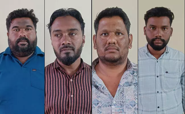 ರಾಯಚೂರು | ನಕಲಿ ಮೈಕ್ರೋ ಫೈನಾನ್ಸ್ ರಿಕವರಿ ಏಜೆಂಟ್ ಸೇರಿ ನಾಲ್ವರ ಬಂಧನ ರಾಯಚೂರು | ನಕಲಿ ಮೈಕ್ರೋ ಫೈನಾನ್ಸ್ ರಿಕವರಿ ಏಜೆಂಟ್ ಸೇರಿ ನಾಲ್ವರ ಬಂಧನ