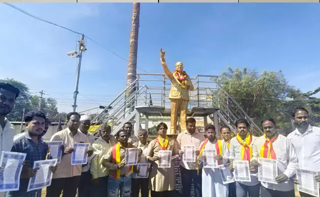 ರಾಯಚೂರು | ಸಿಪಿಐಎಂಎಲ್ ಲಿಬರೇಷನ್ ಪಕ್ಷದಿಂದ ಸಂವಿಧಾನ ಪೀಠಿಕೆ ಹಂಚಿಕೆ ರಾಯಚೂರು | ಸಿಪಿಐಎಂಎಲ್ ಲಿಬರೇಷನ್ ಪಕ್ಷದಿಂದ ಸಂವಿಧಾನ ಪೀಠಿಕೆ ಹಂಚಿಕೆ