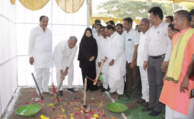 ಕಲಬುರಗಿ | ಎಸ್.ಎಂ.ಪಂಡಿತ್ ರಂಗಮಂದಿರ ನವೀಕರಣ ಕಾಮಗಾರಿಗೆ ಸಚಿವ ಪ್ರಿಯಾಂಕ್ ಖರ್ಗೆ ಅಡಿಗಲ್ಲು ಕಲಬುರಗಿ | ಎಸ್.ಎಂ.ಪಂಡಿತ್ ರಂಗಮಂದಿರ ನವೀಕರಣ ಕಾಮಗಾರಿಗೆ ಸಚಿವ ಪ್ರಿಯಾಂಕ್ ಖರ್ಗೆ ಅಡಿಗಲ್ಲು