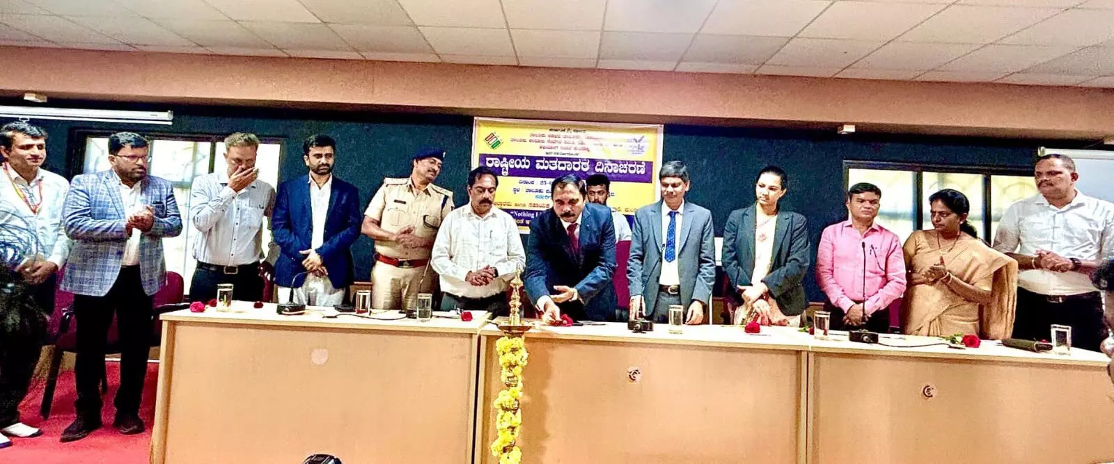 ಮತದಾನದ ಹಕ್ಕು ಚಲಾಯಿಸಿ ಸದೃಢ ರಾಷ್ಟ್ರ ಕಟ್ಟಿ: ನ್ಯಾ.ಅಬ್ದುಲ್ ರಹೀಮ್ ಮತದಾನದ ಹಕ್ಕು ಚಲಾಯಿಸಿ ಸದೃಢ ರಾಷ್ಟ್ರ ಕಟ್ಟಿ: ನ್ಯಾ.ಅಬ್ದುಲ್ ರಹೀಮ್