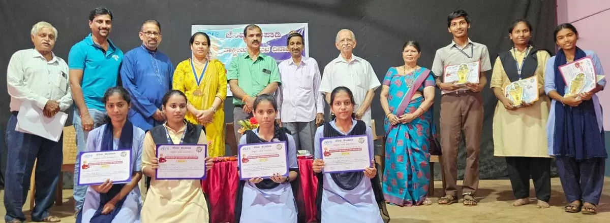 ಭಾಷಣ ಸ್ಫರ್ಧಾ ವಿಜೇತರಿಗೆ ಬಹುಮಾನ ವಿತರಣೆ ಭಾಷಣ ಸ್ಫರ್ಧಾ ವಿಜೇತರಿಗೆ ಬಹುಮಾನ ವಿತರಣೆ