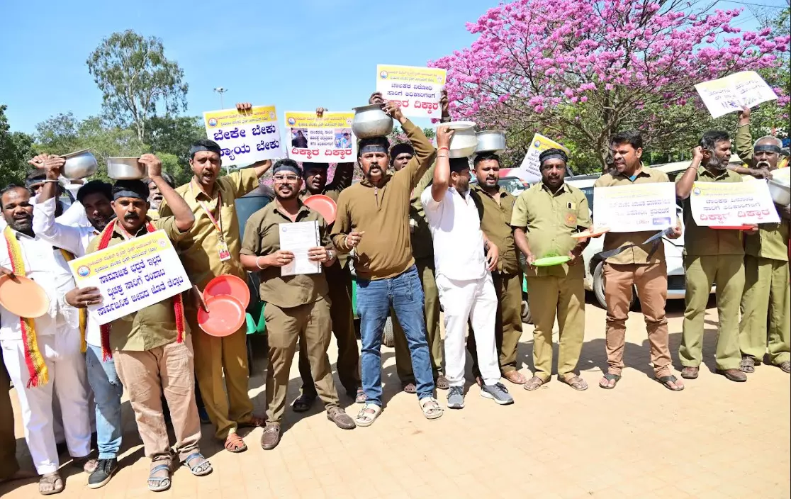 ಬೆಂಗಳೂರು | ಅನಧಿಕೃತ ರಾಪಿಡೋ, ಓಲಾ, ಊಬರ್, ಗೂಡ್ಸ್ ಪೋರ್ಟಲ್ಗಳ ವಿರುದ್ಧ ಪ್ರತಿಭಟನೆ ಬೆಂಗಳೂರು | ಅನಧಿಕೃತ ರಾಪಿಡೋ, ಓಲಾ, ಊಬರ್, ಗೂಡ್ಸ್ ಪೋರ್ಟಲ್ಗಳ ವಿರುದ್ಧ ಪ್ರತಿಭಟನೆ