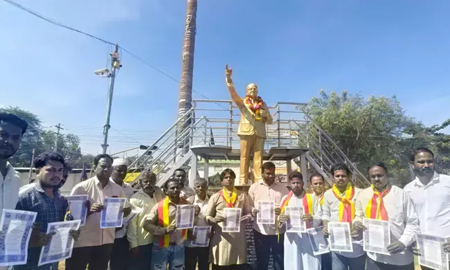 ರಾಯಚೂರು | ಸಿಪಿಐಎಂಎಲ್ ಲಿಬರೇಷನ್ ಪಕ್ಷದಿಂದ ಸಂವಿಧಾನ ಪೀಠಿಕೆ ಹಂಚಿಕೆ