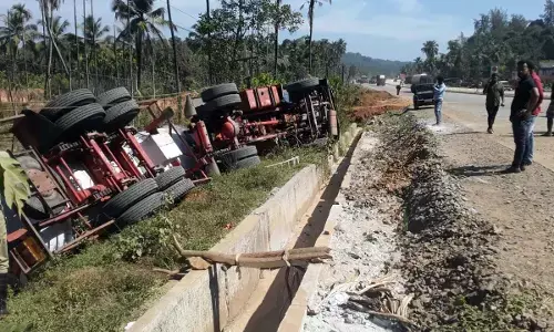 ನೆಕ್ಕಿಲಾಡಿ: ನಿಲ್ಲಿಸಿದ್ದ ಗ್ಯಾಸ್ ಸಾಗಾಟದ ಟ್ಯಾಂಕರ್ ಚಲಿಸಿ ರಸ್ತೆ ಬದಿಗೆ ಪಲ್ಟಿ