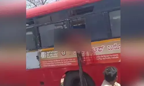 ಗುಂಡ್ಲುಪೇಟೆ | ಬಸ್‌ನಿಂದ ತಲೆ ಹೊರಹಾಕಿದ ಮಹಿಳೆ; ಲಾರಿ ಢಿಕ್ಕಿ ಹೊಡೆದು ದೇಹದಿಂದ ಬೇರ್ಪಟ್ಟ ರುಂಡ!