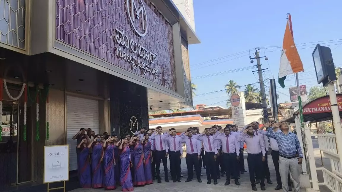 ಉಡುಪಿ: ಮಲಬಾರ್ ಗೋಲ್ಡ್ನಿಂದ ಗಣರಾಜ್ಯೋತ್ಸವ ಆಚರಣೆ ಉಡುಪಿ: ಮಲಬಾರ್ ಗೋಲ್ಡ್ನಿಂದ ಗಣರಾಜ್ಯೋತ್ಸವ ಆಚರಣೆ