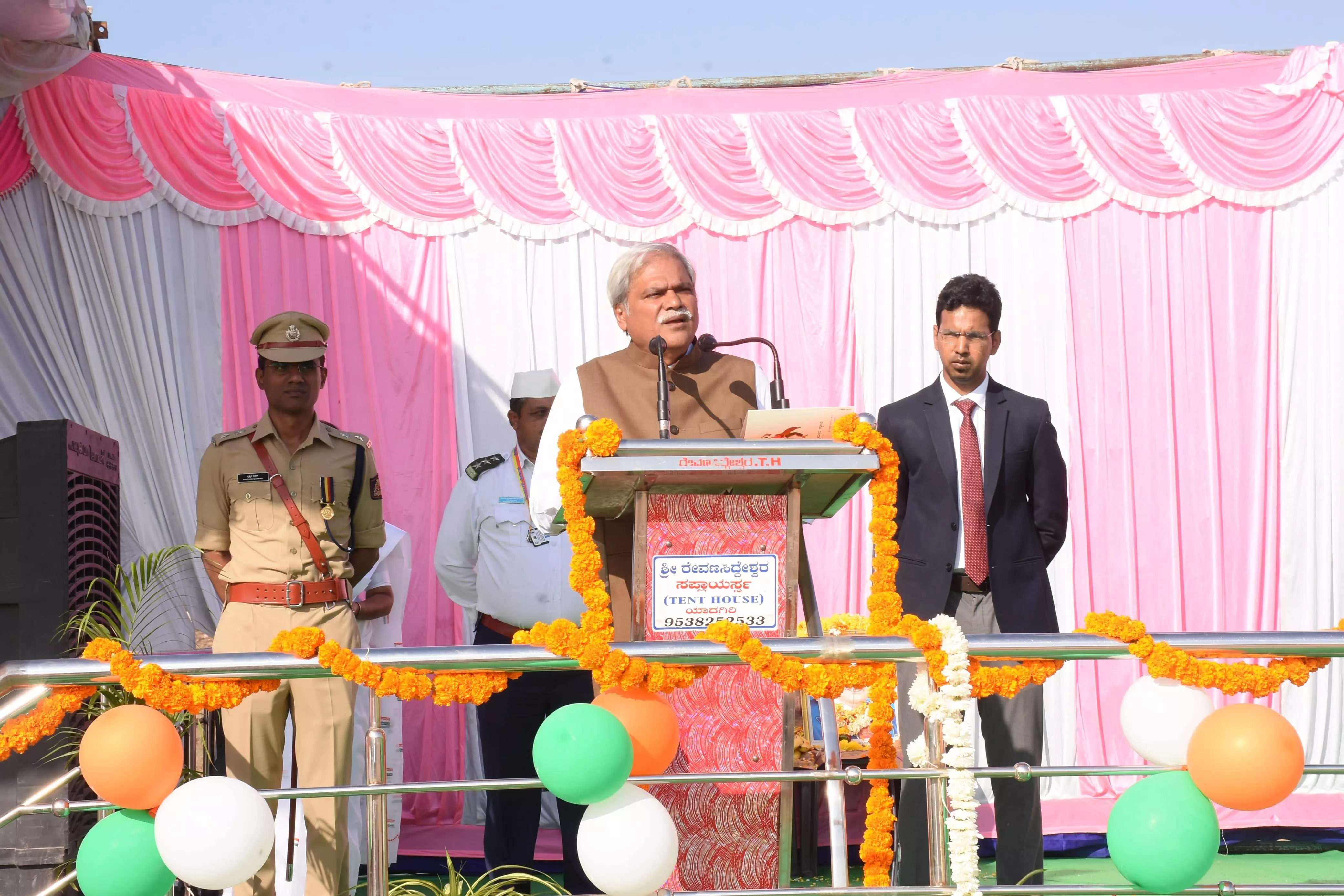 ಸಂವಿಧಾನಕ್ಕೆ ಬದ್ಧರಾಗಿ, ದೇಶಕ್ಕಾಗಿ ನಮ್ಮ ಕರ್ತವ್ಯ ನಿರ್ವಹಿಸೋಣ : ಶರಣಬಸಪ್ಪ ದರ್ಶನಾಪುರ ಸಂವಿಧಾನಕ್ಕೆ ಬದ್ಧರಾಗಿ, ದೇಶಕ್ಕಾಗಿ ನಮ್ಮ ಕರ್ತವ್ಯ ನಿರ್ವಹಿಸೋಣ : ಶರಣಬಸಪ್ಪ ದರ್ಶನಾಪುರ