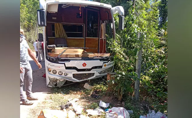 ಮೂಡಿಗೆರೆ | ಚಾಲಕನ ನಿಯಂತ್ರಣ ತಪ್ಪಿ ಪ್ರವಾಸಿಗರಿದ್ದ ಬಸ್‌ ಮರಕ್ಕೆ‌ ಢಿಕ್ಕಿ; ನಾಲ್ವರಿಗೆ ಗಂಭೀರ ಗಾಯ