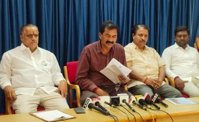 ಅರಮನೆ ಜಾಗ ಸರಕಾರದ ವಶಕ್ಕೆ ಪಡೆಯಲು ಈ ಹಿಂದೆಯೇ ಎಚ್.ಡಿ.ದೇವೇಗೌಡ ಅವರೇ ಮುಂದಾಗಿದ್ದರು : ಎಂ.ಲಕ್ಷ್ಮಣ್ ಅರಮನೆ ಜಾಗ ಸರಕಾರದ ವಶಕ್ಕೆ ಪಡೆಯಲು ಈ ಹಿಂದೆಯೇ ಎಚ್.ಡಿ.ದೇವೇಗೌಡ ಅವರೇ ಮುಂದಾಗಿದ್ದರು : ಎಂ.ಲಕ್ಷ್ಮಣ್