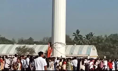 ವಿಜಯನಗರ | ಧ್ವಜಾರೋಹಣದ ಬೆನ್ನಲ್ಲೇ ಧ್ವಜಸ್ತಂಭದಿಂದ ಜಾರಿ ಬಿದ್ದ ಬೃಹತ್‌ ತ್ರಿವರ್ಣ ಧ್ವಜ