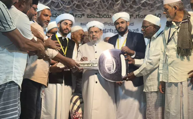ಗಂಗಾವಳಿ ಮುಹ್ಯುದ್ದೀನ್ ಜಾಮಿಯಾ ಮಸ್ಜಿದ್ ಜಮಾಅತ್ ವತಿಯಿಂದ ಕುಂಬೋಲ್ ತಂಙಳ್ ರಿಗೆ ಕಾರು ಉಡುಗೊರೆ