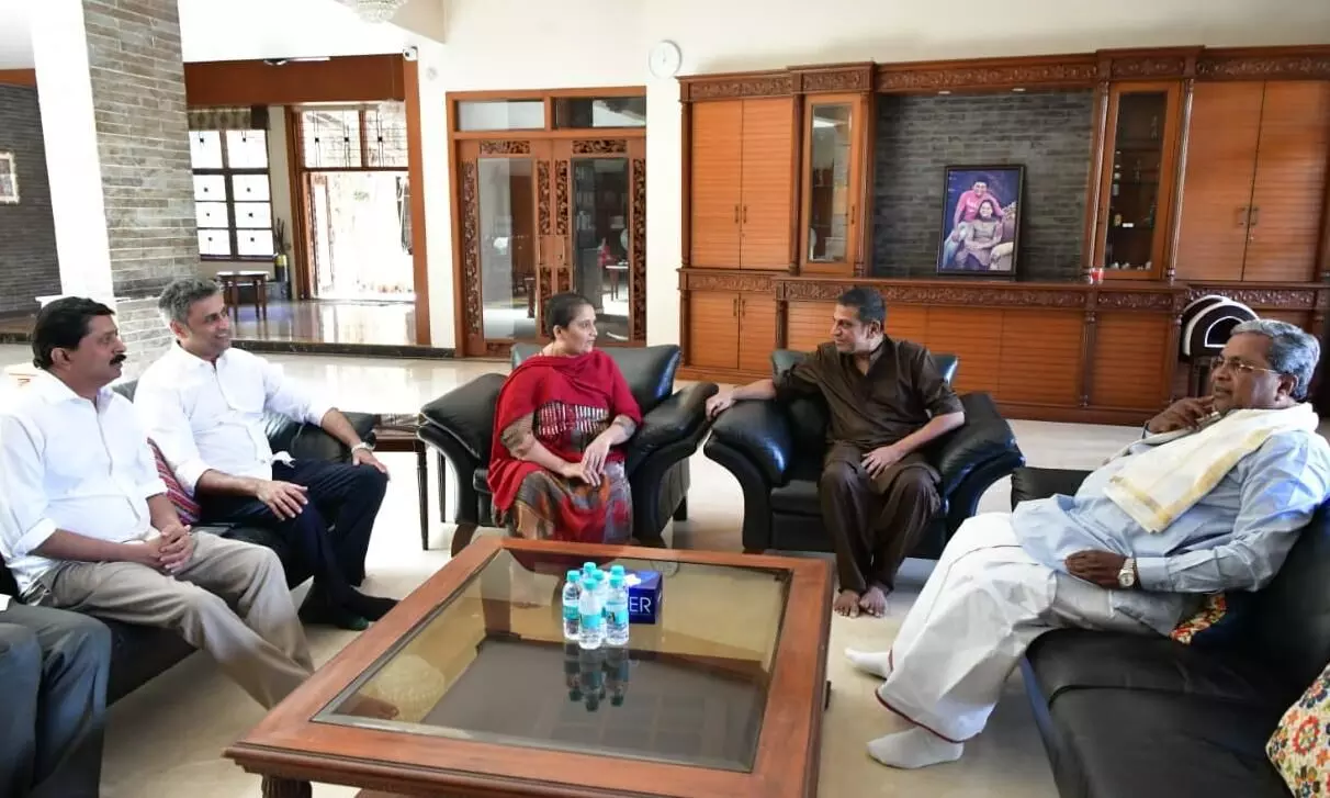 ನಟ ಶಿವರಾಜ್ ಕುಮಾರ್ ನಿವಾಸಕ್ಕೆ ತೆರಳಿ ಆರೋಗ್ಯ ವಿಚಾರಿಸಿದ ಮುಖ್ಯಮಂತ್ರಿ ಸಿದ್ದರಾಮಯ್ಯ ನಟ ಶಿವರಾಜ್ ಕುಮಾರ್ ನಿವಾಸಕ್ಕೆ ತೆರಳಿ ಆರೋಗ್ಯ ವಿಚಾರಿಸಿದ ಮುಖ್ಯಮಂತ್ರಿ ಸಿದ್ದರಾಮಯ್ಯ