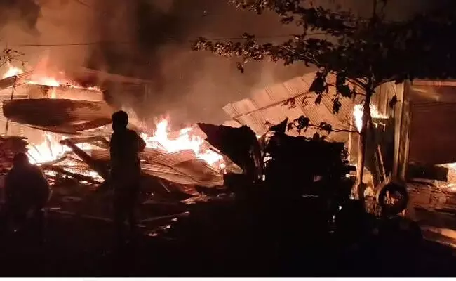 ಕಲಬುರಗಿ | ಅಗ್ನಿ ಅವಘಡದಿಂದ ಜೇವರ್ಗಿಯಲ್ಲಿ 7 ಅಂಗಡಿಗಳು ಸುಟ್ಟು ಭಸ್ಮ ಕಲಬುರಗಿ | ಅಗ್ನಿ ಅವಘಡದಿಂದ ಜೇವರ್ಗಿಯಲ್ಲಿ 7 ಅಂಗಡಿಗಳು ಸುಟ್ಟು ಭಸ್ಮ