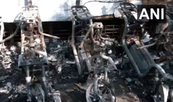 ಬೆಂಗಳೂರು| ಶೋರೂಂನಲ್ಲಿ ಬೆಂಕಿ ಅವಘಢ: 30ಕ್ಕೂ ಹೆಚ್ಚು ಬೈಕ್ಗಳು ಬೆಂಕಿಗಾಹುತಿ ಬೆಂಗಳೂರು| ಶೋರೂಂನಲ್ಲಿ ಬೆಂಕಿ ಅವಘಢ: 30ಕ್ಕೂ ಹೆಚ್ಚು ಬೈಕ್ಗಳು ಬೆಂಕಿಗಾಹುತಿ