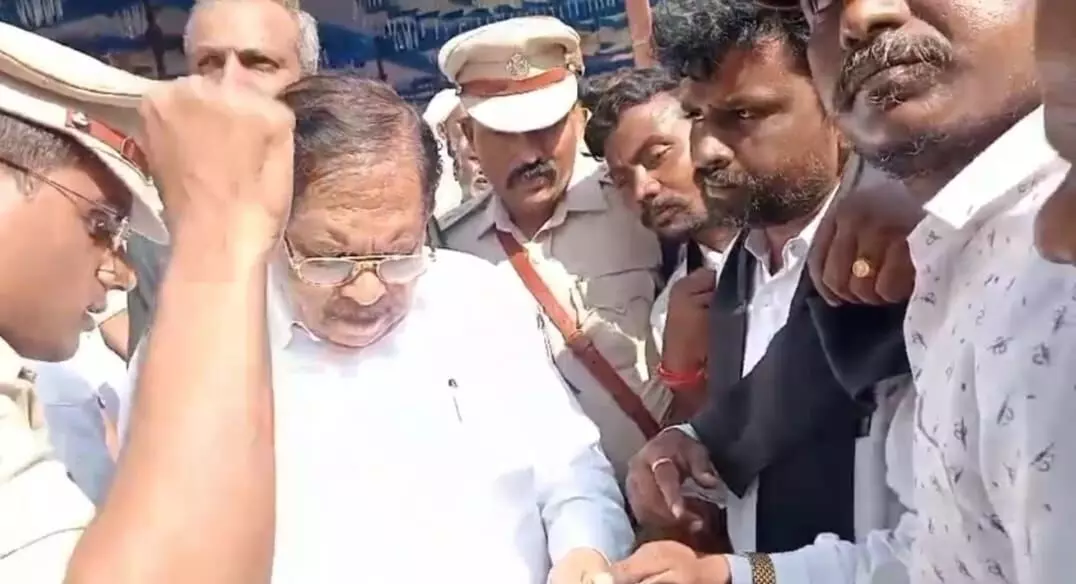 ಯಾದಗಿರಿ | ಅಪ್ರಾಪ್ತ ಬಾಲಕಿಯರ ಮೇಲೆ ಅತ್ಯಾಚಾರ ನಡೆಸಿದ ಆರೋಪಿಗಳಿಗೆ ಜೀವಾವಧಿ ಶಿಕ್ಷೆ ನೀಡಲು ಗೃಹ ಮಂತ್ರಿಗೆ ಮನವಿ ಯಾದಗಿರಿ | ಅಪ್ರಾಪ್ತ ಬಾಲಕಿಯರ ಮೇಲೆ ಅತ್ಯಾಚಾರ ನಡೆಸಿದ ಆರೋಪಿಗಳಿಗೆ ಜೀವಾವಧಿ ಶಿಕ್ಷೆ ನೀಡಲು ಗೃಹ ಮಂತ್ರಿಗೆ ಮನವಿ