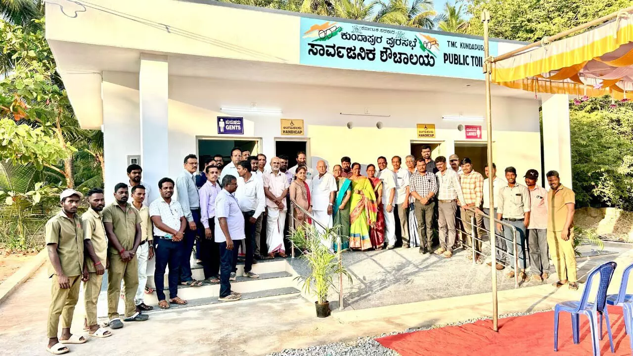 ಕೋಡಿ: ಸೀ ವಾಕ್ ಬಳಿ ಸಾರ್ವಜನಿಕ ಶೌಚಾಲಯ ಉದ್ಘಾಟನೆ ಕೋಡಿ: ಸೀ ವಾಕ್ ಬಳಿ ಸಾರ್ವಜನಿಕ ಶೌಚಾಲಯ ಉದ್ಘಾಟನೆ