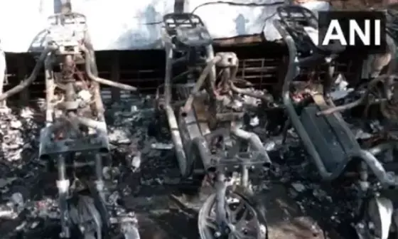 ಬೆಂಗಳೂರು| ಶೋರೂಂನಲ್ಲಿ ಬೆಂಕಿ ಅವಘಢ: 30ಕ್ಕೂ ಹೆಚ್ಚು ಬೈಕ್‍ಗಳು ಬೆಂಕಿಗಾಹುತಿ