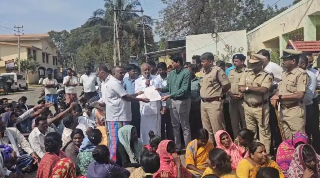 ಸಿಂಧುವಳ್ಳಿ ಗ್ರಾಮದಲ್ಲಿ ಅಂಬೇಡ್ಕರ್ ನಾಮಫಲಕ ವಿರೂಪ: ಆರೋಪಿಗಳ ಬಂಧನಕ್ಕೆ ಆಗ್ರಹಿಸಿ ಧರಣಿ ಸಿಂಧುವಳ್ಳಿ ಗ್ರಾಮದಲ್ಲಿ ಅಂಬೇಡ್ಕರ್ ನಾಮಫಲಕ ವಿರೂಪ: ಆರೋಪಿಗಳ ಬಂಧನಕ್ಕೆ ಆಗ್ರಹಿಸಿ ಧರಣಿ