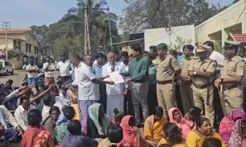 ಸಿಂಧುವಳ್ಳಿ ಗ್ರಾಮದಲ್ಲಿ ಅಂಬೇಡ್ಕರ್ ನಾಮಫಲಕ ವಿರೂಪ: ಆರೋಪಿಗಳ ಬಂಧನಕ್ಕೆ ಆಗ್ರಹಿಸಿ ಧರಣಿ