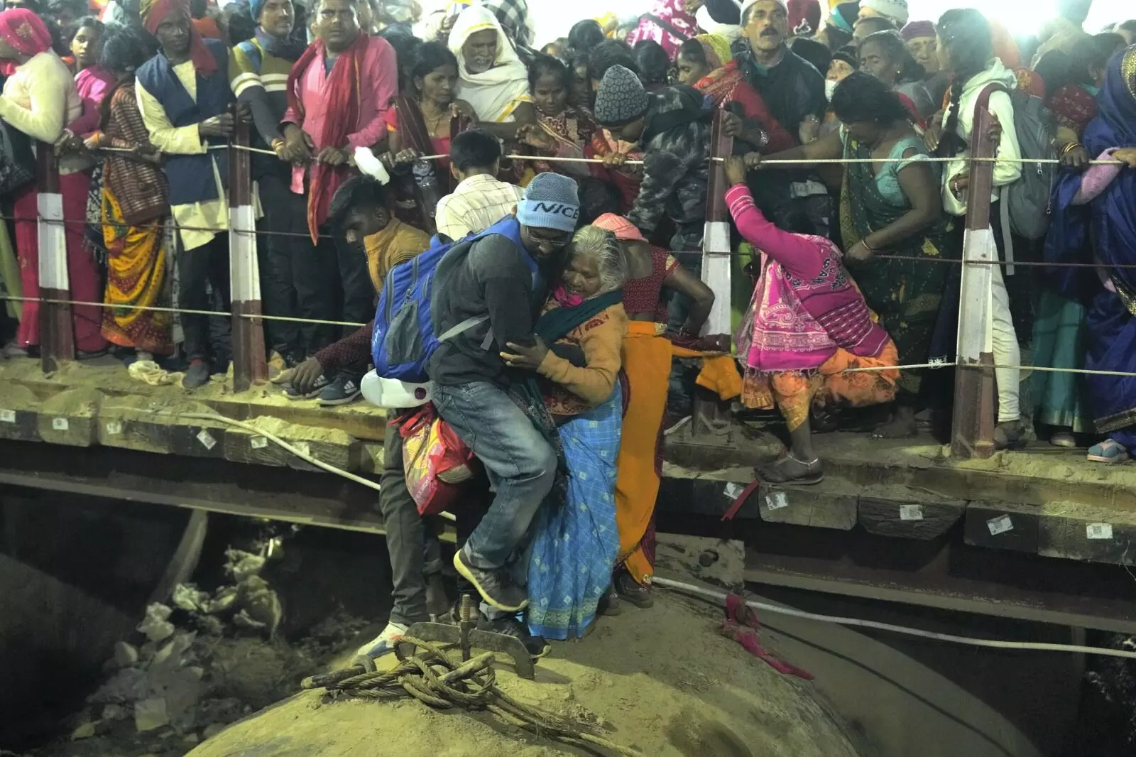 PHOTOS | ಮಹಾ ಕುಂಭಮೇಳದಲ್ಲಿ ಕಾಲ್ತುಳಿತ; ಚಿತ್ರಗಳಲ್ಲಿ ನೋಡಿ...