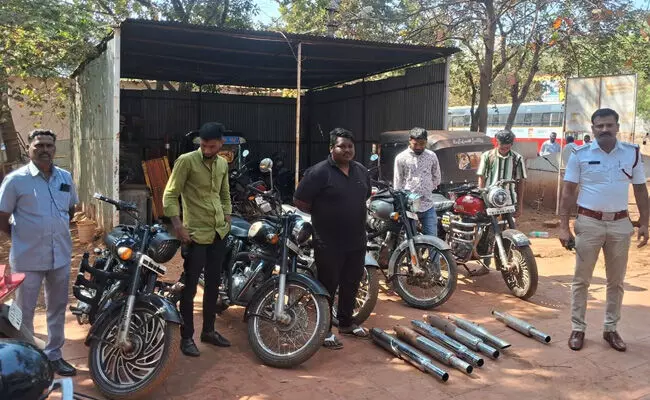 ಬೀದರ್ | ಕರ್ಕಶ ಶಬ್ಧ ಮಾಡುವ ಬುಲೆಟ್ ಬೈಕ್ಗಳಿಗೆ ದಂಡ ; ಪೊಲೀಸರಿಂದ ಎಚ್ಚರಿಕೆ ಬೀದರ್ | ಕರ್ಕಶ ಶಬ್ಧ ಮಾಡುವ ಬುಲೆಟ್ ಬೈಕ್ಗಳಿಗೆ ದಂಡ ; ಪೊಲೀಸರಿಂದ ಎಚ್ಚರಿಕೆ