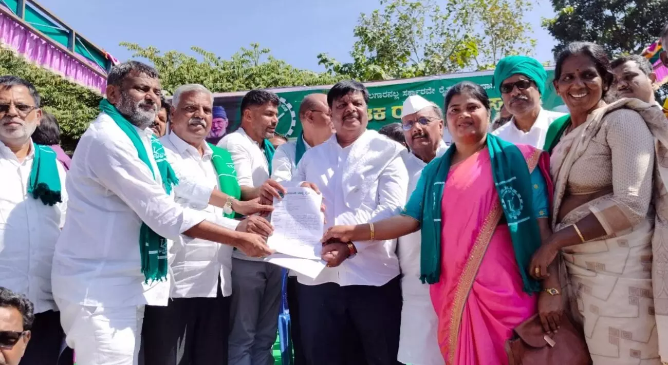 ಬೆಂಗಳೂರು | ಸಾಲ ಕಡಿತಗೊಳಿಸಿರುವ ನಬಾರ್ಡ್ ನೀತಿ, ಮೈಕ್ರೋ ಫೈನಾನ್ಸ್ ಕಿರುಕುಳ ಖಂಡಿಸಿ ರೈತರ ಪ್ರತಿಭಟನೆ