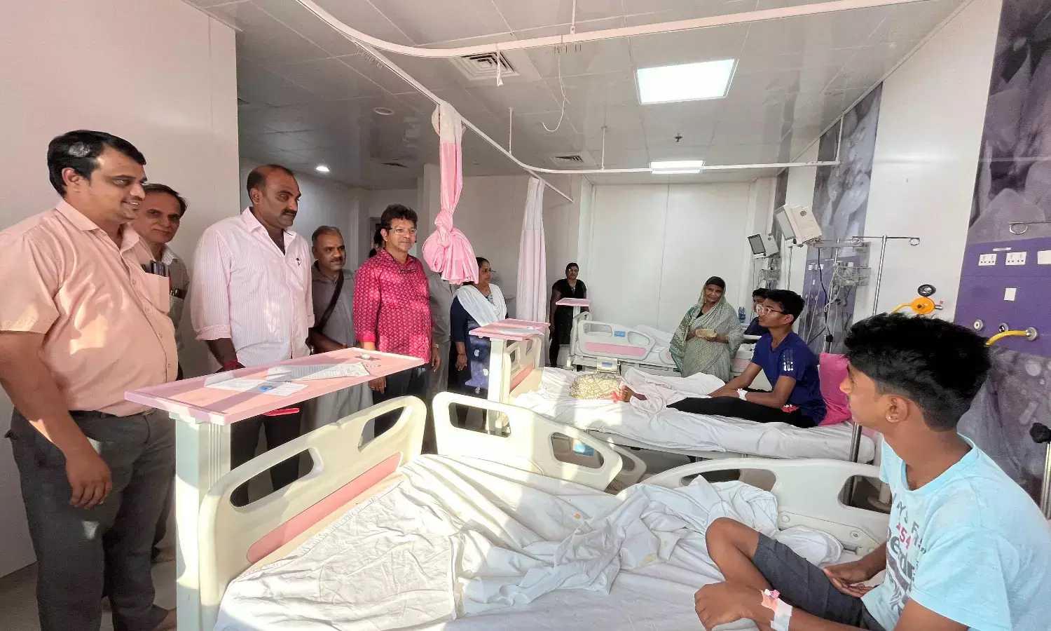 ಒಳಕಾಡು ಶಾಲೆ ಜೇನು ದಾಳಿ: ಆಸ್ಪತ್ರೆಗೆ ಶಾಸಕ ಭೇಟಿ