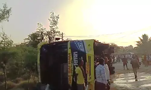 ಕೊಪ್ಪಳ: ಬಸ್ ಪಲ್ಟಿ; ಬಾಲಕ ಮೃತ್ಯು, ಐದು ಮಂದಿಗೆ ಗಂಭೀರ ಗಾಯ