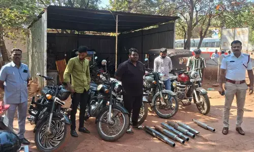 ಬೀದರ್ | ಕರ್ಕಶ ಶಬ್ಧ ಮಾಡುವ ಬುಲೆಟ್ ಬೈಕ್‌ಗಳಿಗೆ ದಂಡ ; ಪೊಲೀಸರಿಂದ ಎಚ್ಚರಿಕೆ