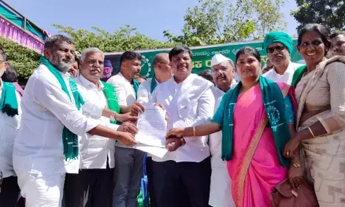 ಬೆಂಗಳೂರು | ಸಾಲ ಕಡಿತಗೊಳಿಸಿರುವ ನಬಾರ್ಡ್ ನೀತಿ, ಮೈಕ್ರೋ ಫೈನಾನ್ಸ್ ಕಿರುಕುಳ ಖಂಡಿಸಿ ರೈತರ ಪ್ರತಿಭಟನೆ