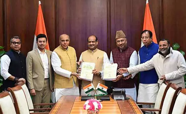 ವಕ್ಫ್ (ತಿದ್ದುಪಡಿ) ಮಸೂದೆ ಕುರಿತ ಕರಡು ವರದಿಯನ್ನು ಲೋಕಸಭೆ ಸ್ಪೀಕರ್ ಗೆ ಸಲ್ಲಿಸಿದ ಜಂಟಿ ಸಂಸದೀಯ ಸಮಿತಿ