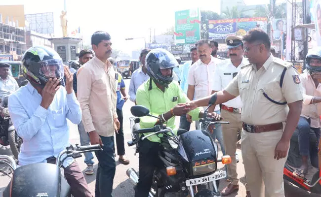 ಬೀದರ್ | ಕಡ್ಡಾಯವಾಗಿ ಹೆಲ್ಮೆಟ್ ಧರಿಸಿ, ಸಂಚಾರಿ ನಿಯಮ ಪಾಲಿಸಲು ಜಾಗೃತಿ ಅಭಿಯಾನ ಬೀದರ್ | ಕಡ್ಡಾಯವಾಗಿ ಹೆಲ್ಮೆಟ್ ಧರಿಸಿ, ಸಂಚಾರಿ ನಿಯಮ ಪಾಲಿಸಲು ಜಾಗೃತಿ ಅಭಿಯಾನ