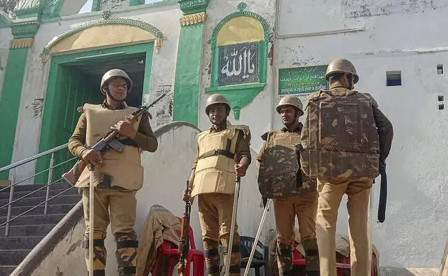 ಸಂಭಲ್ ಹಿಂಸಾಚಾರ | ಸರಕಾರಿ ಉದ್ಯೋಗಿಗಳ ಹೇಳಿಕೆಗಳನ್ನು ದಾಖಲಿಸಿಕೊಂಡ ನ್ಯಾಯಾಂಗ ಸಮಿತಿ ಸಂಭಲ್ ಹಿಂಸಾಚಾರ | ಸರಕಾರಿ ಉದ್ಯೋಗಿಗಳ ಹೇಳಿಕೆಗಳನ್ನು ದಾಖಲಿಸಿಕೊಂಡ ನ್ಯಾಯಾಂಗ ಸಮಿತಿ