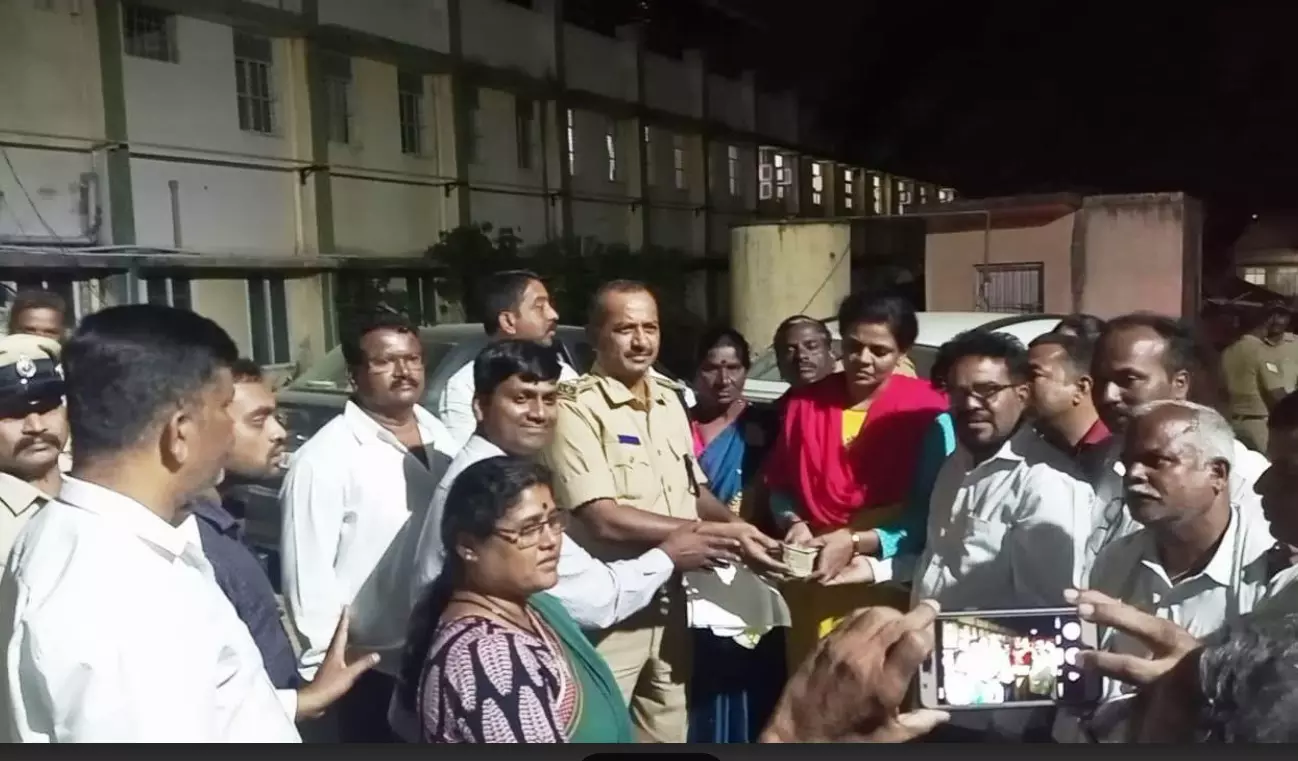 ಪ್ರಗತಿಪರ ಸಂಘಟನೆಗಳ ಹೋರಾಟಕ್ಕೆ ಮಣಿದ ಮೈಕ್ರೋ ಫೈನಾನ್ಸ್ |  ಆತ್ಮಹತ್ಯೆ ಮಾಡಿಕೊಂಡ ಮಹಿಳೆಯ ಸಾಲಮನ್ನಾ, ಪರಿಹಾರ ಪಾವತಿ