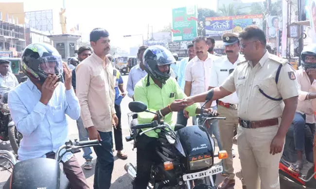 ಬೀದರ್ | ಕಡ್ಡಾಯವಾಗಿ ಹೆಲ್ಮೆಟ್ ಧರಿಸಿ, ಸಂಚಾರಿ ನಿಯಮ ಪಾಲಿಸಲು ಜಾಗೃತಿ ಅಭಿಯಾನ