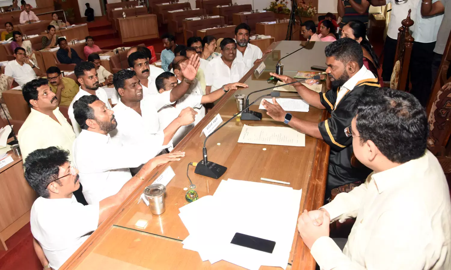 ಮನಪಾ ಸಾಮಾನ್ಯ ಸಭೆಯಲ್ಲಿ ಟಿಡಿಆರ್ ಗದ್ದಲ: ಪದವು ಗ್ರಾಮದ 3.42 ಎಕರೆ ಟಿಡಿಆರ್ ಕೈಬಿಡಲು ವಿಪಕ್ಷದ ಆಗ್ರಹ