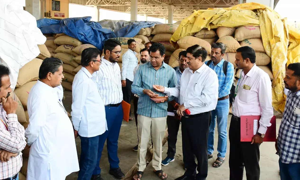 ಕಲಬುರಗಿ | ಎಪಿಎಂಸಿಗೆ ನಫೆಡ್ ಸಹಾಯಕ ವ್ಯವಸ್ಥಾಪಕ ನಿರ್ದೇಶಕರ ಭೇಟಿ