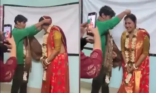 ತರಗತಿ ಕೋಣೆಯಲ್ಲಿ ವಿದ್ಯಾರ್ಥಿಯನ್ನು ‘ಮದುವೆ’ಯಾದ ಮಹಿಳಾ ಪ್ರೊಫೆಸರ್!