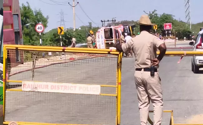 ರಾಯಚೂರು | ಟ್ಯಾಂಕರ್ ಪಲ್ಟಿಯಾಗಿ ಮೆಥನಾಲ್ ಸೋರಿಕೆ : ಪೊಲೀಸರಿಂದ ಮುನ್ನೆಚ್ಚರಿಕೆ ಕ್ರಮ ರಾಯಚೂರು | ಟ್ಯಾಂಕರ್ ಪಲ್ಟಿಯಾಗಿ ಮೆಥನಾಲ್ ಸೋರಿಕೆ : ಪೊಲೀಸರಿಂದ ಮುನ್ನೆಚ್ಚರಿಕೆ ಕ್ರಮ