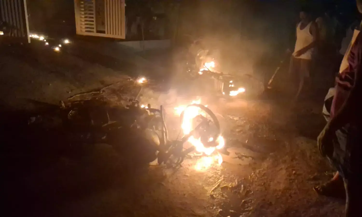 ರಾಯಚೂರು: ಎಲೆಕ್ಟ್ರಿಕಲ್ ಬೈಕ್ ಗೆ ಆಕಸ್ಮಿಕ ಬೆಂಕಿ; ನಾಲ್ಕು ಬೈಕ್‌ಗಳು ಭಸ್ಮ