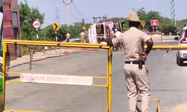 ರಾಯಚೂರು | ಟ್ಯಾಂಕರ್ ಪಲ್ಟಿಯಾಗಿ ಮೆಥನಾಲ್ ಸೋರಿಕೆ : ಪೊಲೀಸರಿಂದ ಮುನ್ನೆಚ್ಚರಿಕೆ ಕ್ರಮ