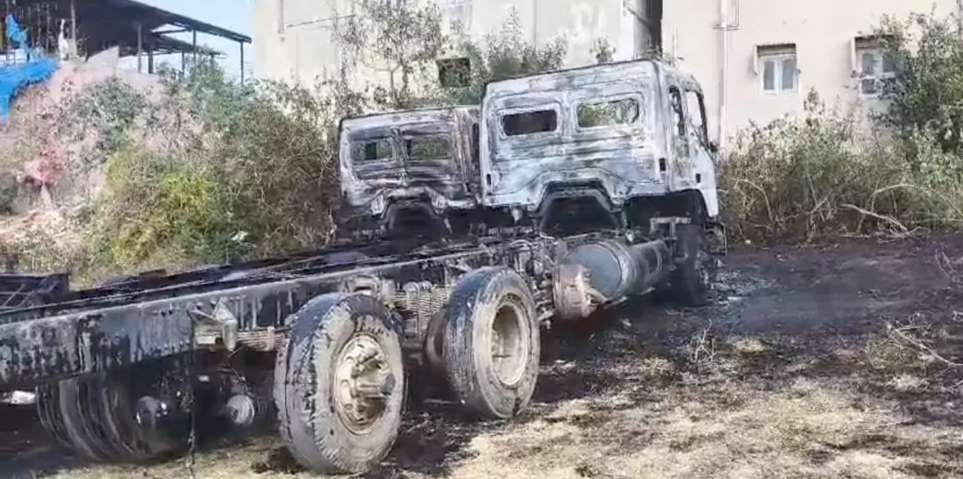 ಬೇಲೂರು | ರಸ್ತೆ ಬದಿ ನಿಲ್ಲಿಸಿದ್ದ ಎರಡು ಲಾರಿಗಳಿಗೆ ಆಕಸ್ಮಿಕ ಬೆಂಕಿ