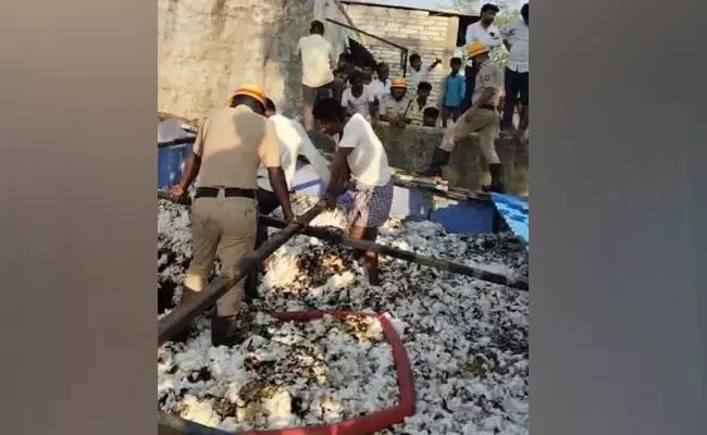 ಕಲಬುರಗಿ | ವಿದ್ಯುತ್ ಶಾರ್ಟ್ ಸರ್ಕ್ಯೂಟ್ನಿಂದ ಹತ್ತಿಗೆ ತಗುಲಿದ ಬೆಂಕಿ; ಅಪಾರ ಹಾನಿ ಕಲಬುರಗಿ | ವಿದ್ಯುತ್ ಶಾರ್ಟ್ ಸರ್ಕ್ಯೂಟ್ನಿಂದ ಹತ್ತಿಗೆ ತಗುಲಿದ ಬೆಂಕಿ; ಅಪಾರ ಹಾನಿ