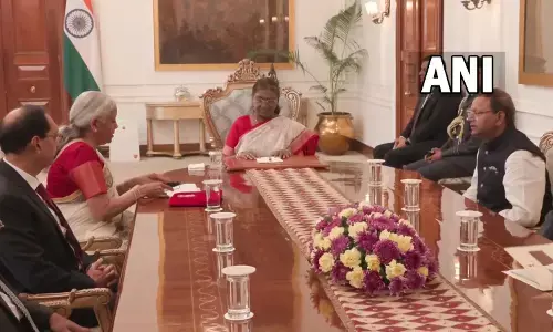 ಕೇಂದ್ರ ಬಜೆಟ್ ಮಂಡನೆಗೆ ಕ್ಷಣಗಣನೆ : ರಾಷ್ಟ್ರಪತಿಯನ್ನು ಭೇಟಿ ಮಾಡಿದ ಸಚಿವೆ ನಿರ್ಮಲಾ ಸೀತಾರಾಮನ್